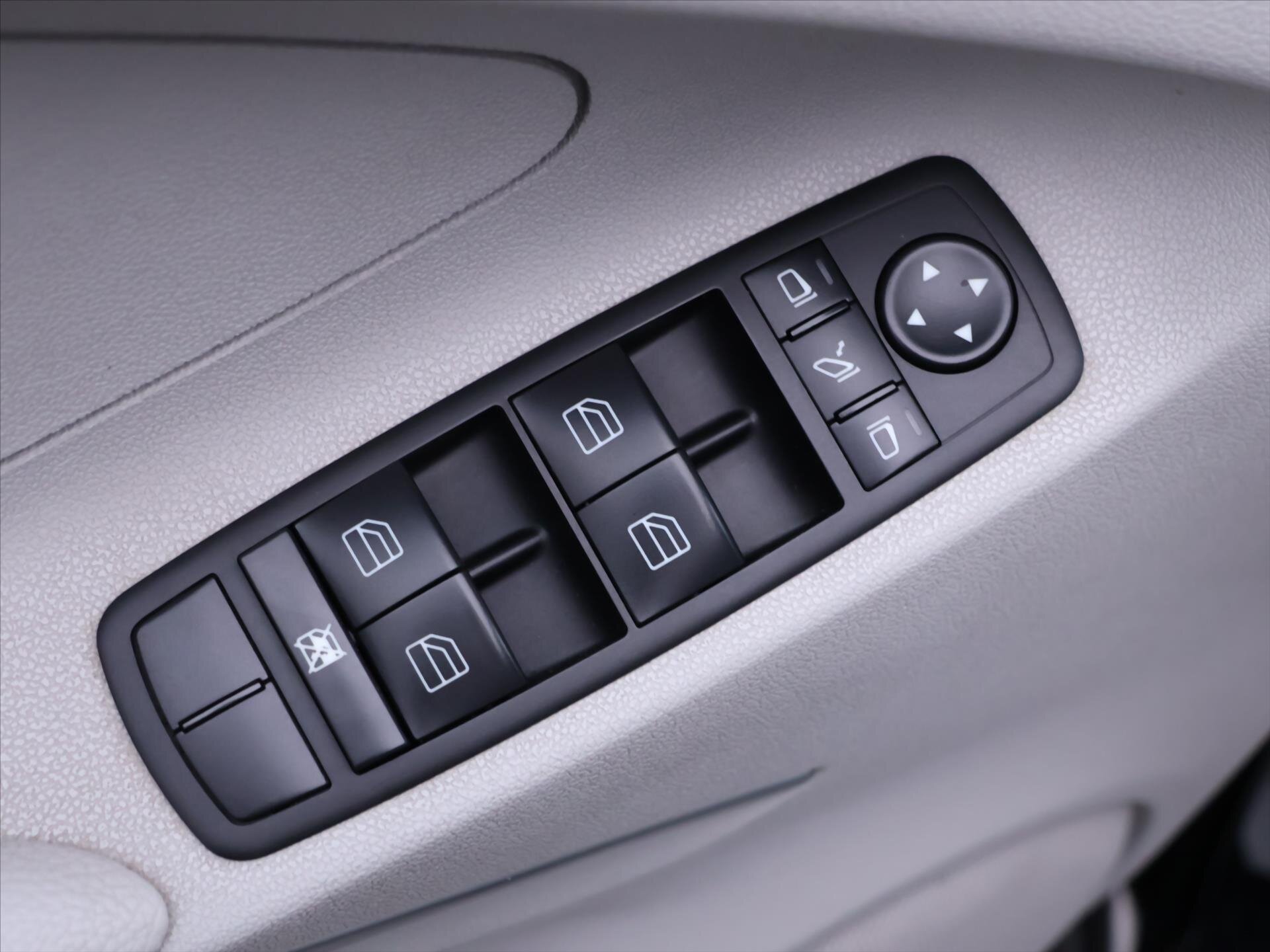 Mercedes-Benz Třídy M SUV / Terénní 3,2 l 165 kw