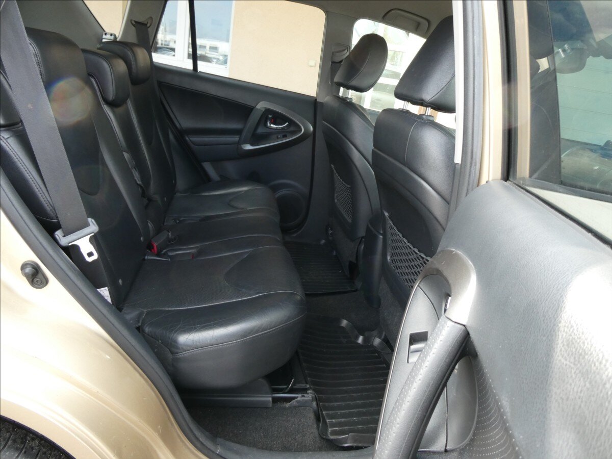 Toyota RAV4 SUV / Terénní 2,2 l 110 kw