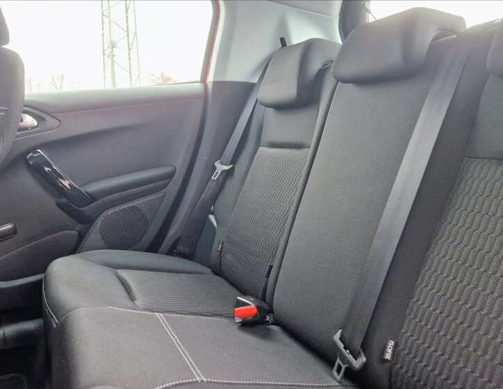 Peugeot 208 Hatchback 1,2 l 61 kw