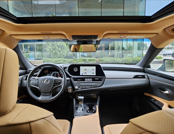 Lexus ES 300h Sedan / Limuzína 2,5 l 160 kw