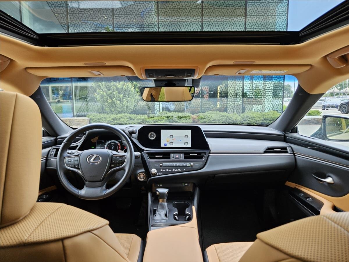 Lexus ES 300h Sedan / Limuzína 2,5 l 160 kw