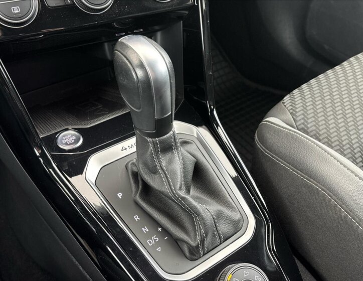 Volkswagen T-Roc SUV / Terénní 2,0 l 221 kw