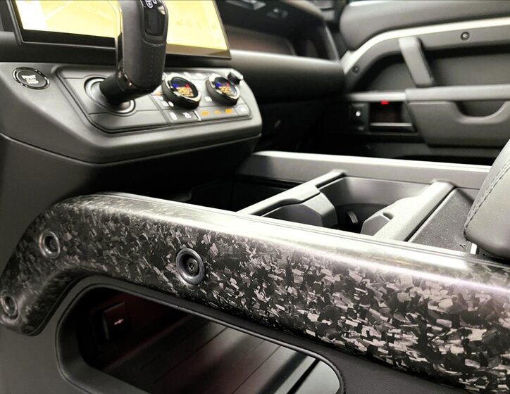 Land Rover Defender SUV 4,4 l 467 kw