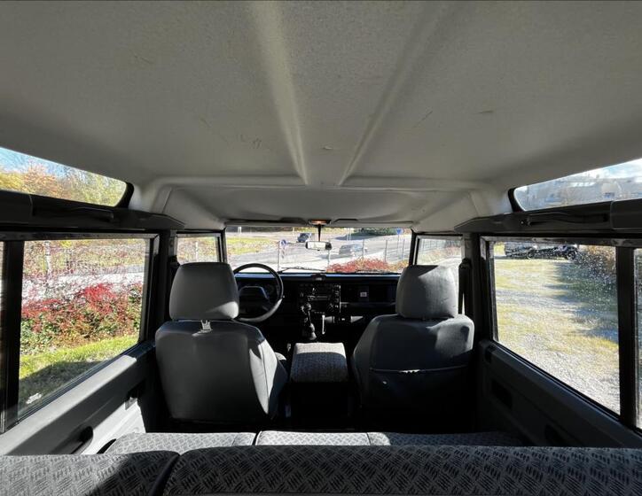 Land Rover Defender 14