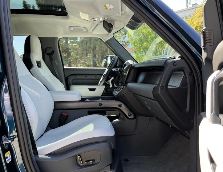 Land Rover Defender SUV / Terénní 4,4 l 467 kw