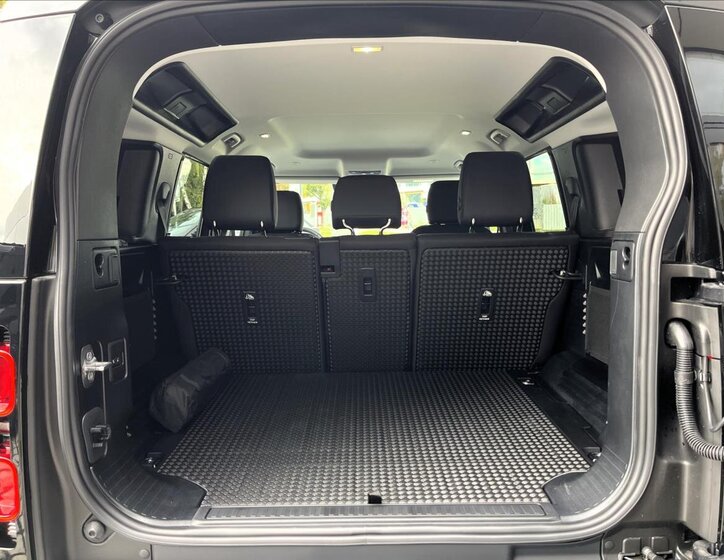 Land Rover Defender 6