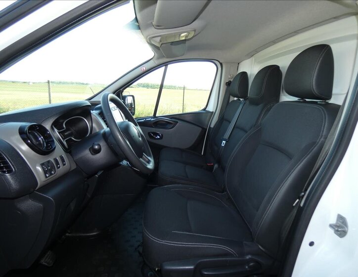 Renault Trafic 8