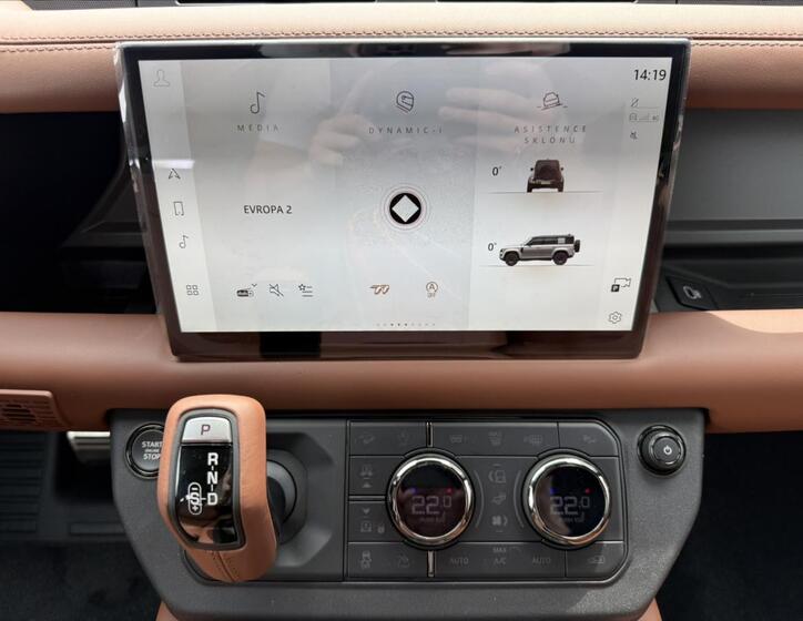 Land Rover Defender 21