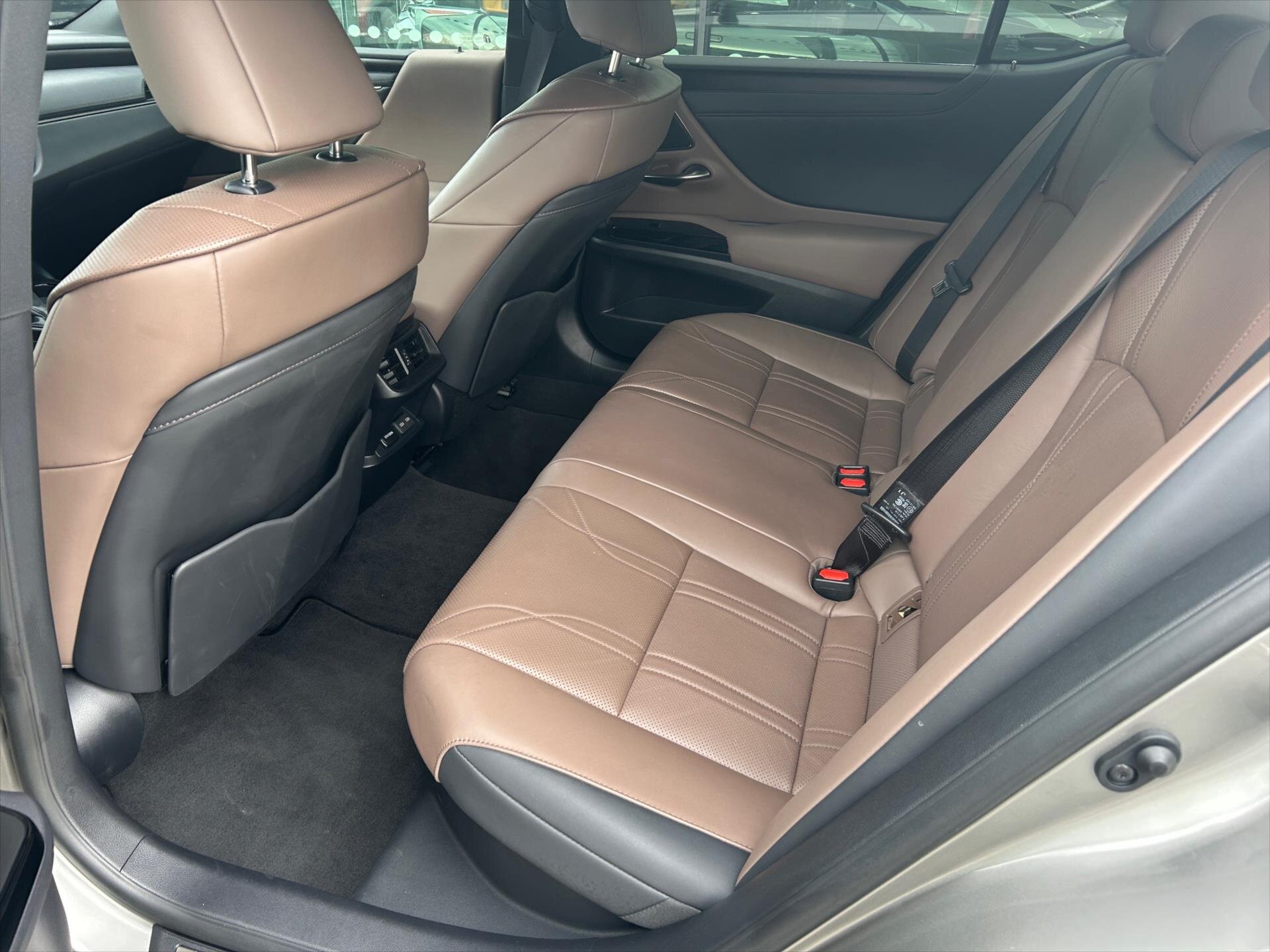 Lexus ES 300h Sedan 2,5 l 160 kw