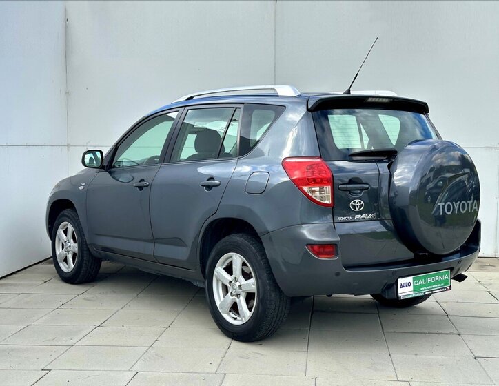 Toyota RAV4 SUV / Terénní 2,2 l 100 kw