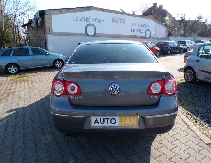 Volkswagen Passat Sedan / Limuzína 2,0 l 103 kw