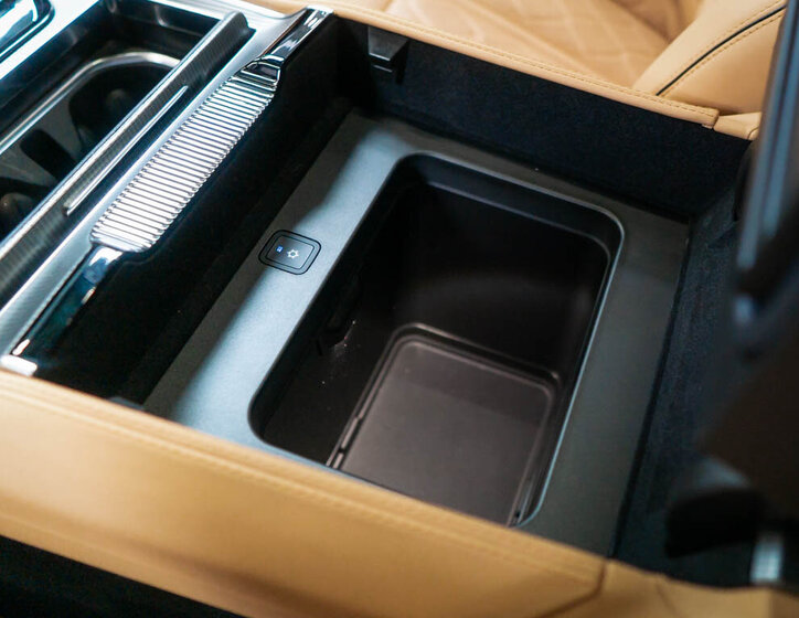 Jeep Grand Wagoneer 27