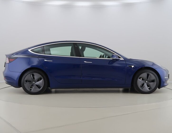 Tesla Model 3 4