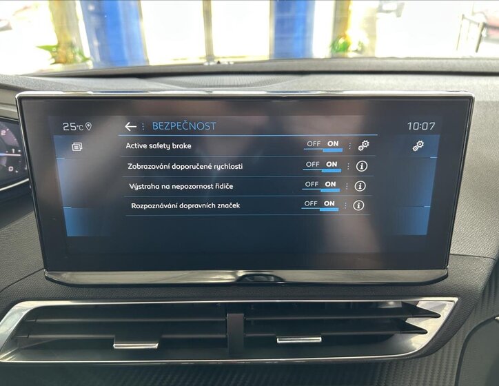 Peugeot 3008 SUV / Terénní 1,5 l 96 kw