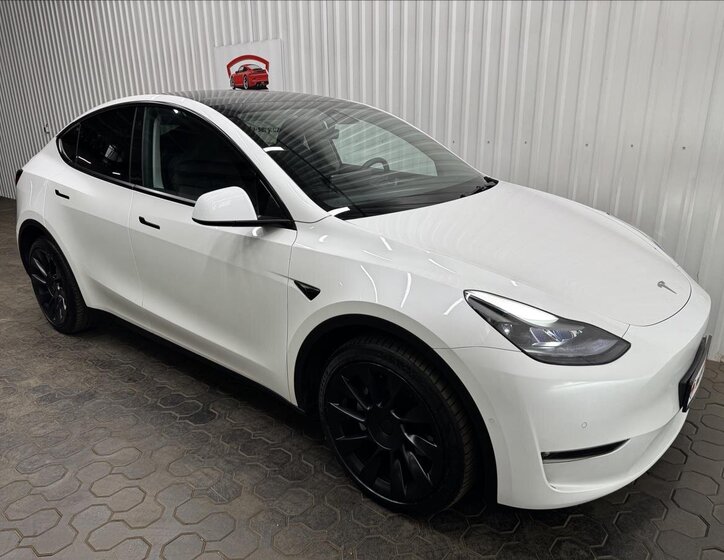 Tesla Model Y 12