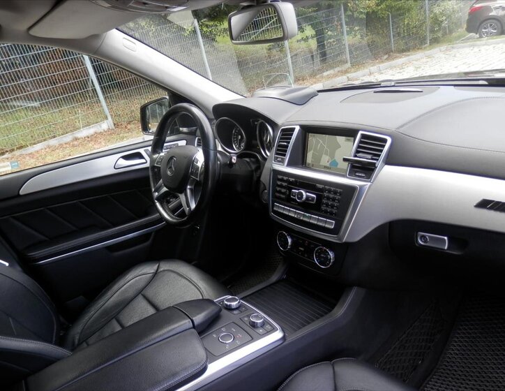 Mercedes-Benz GL SUV 4,7 l 320 kw