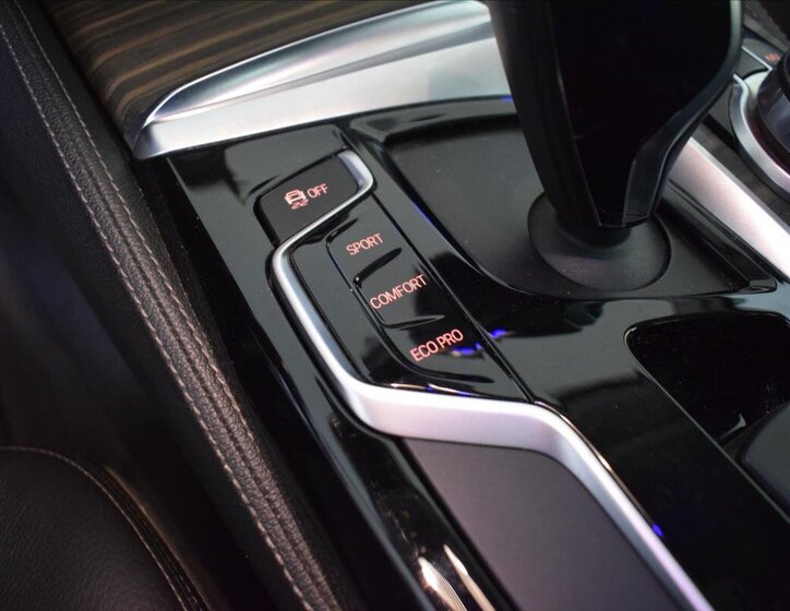 BMW Řada 5 Kombi 3,0 l 195 kw