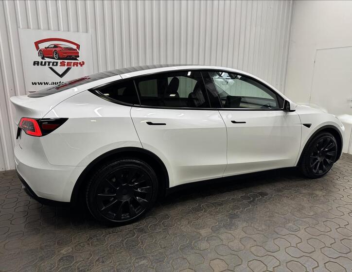 Tesla Model Y 9