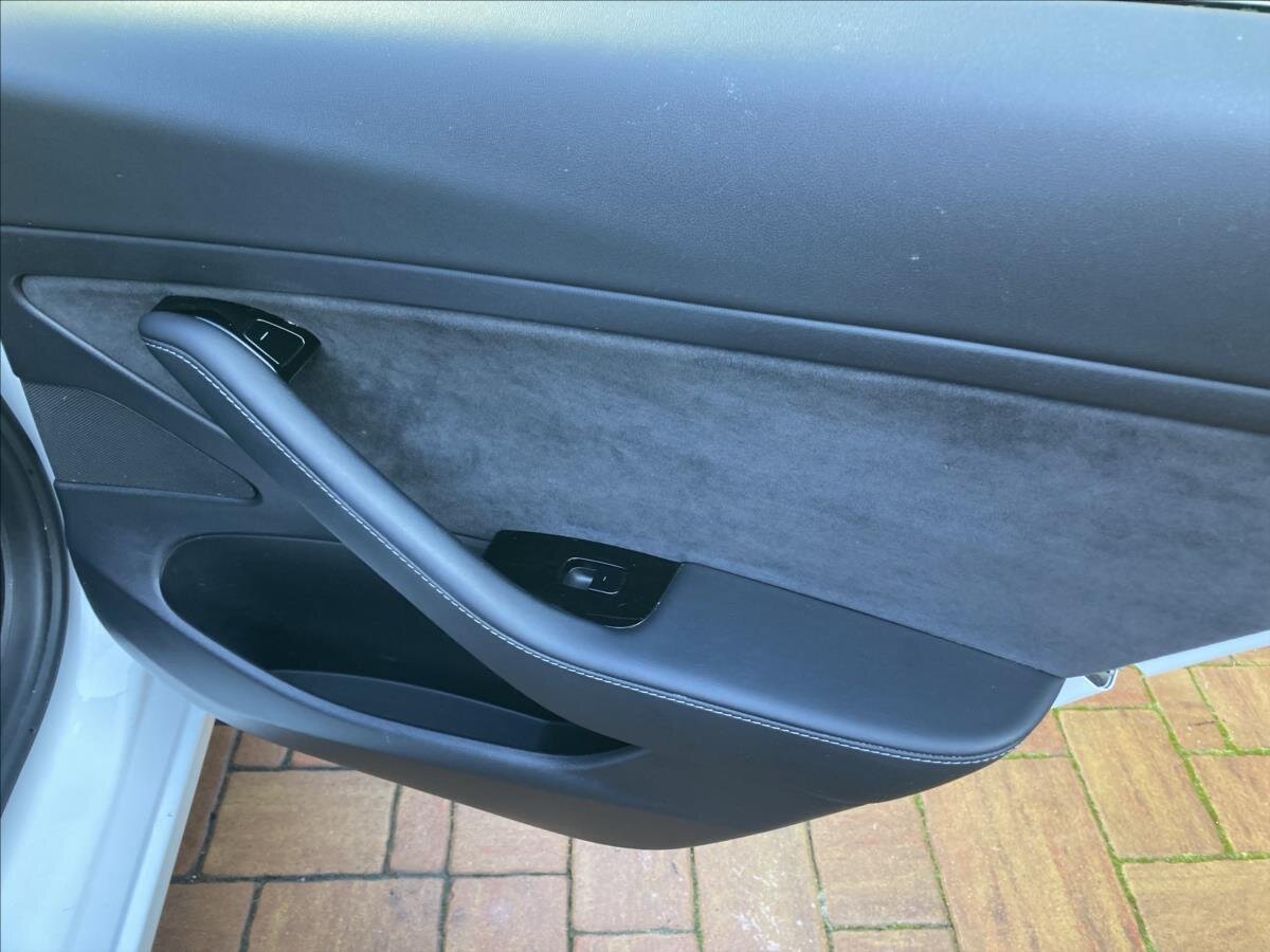 Tesla Model 3 Sedan 0,0 208 kw