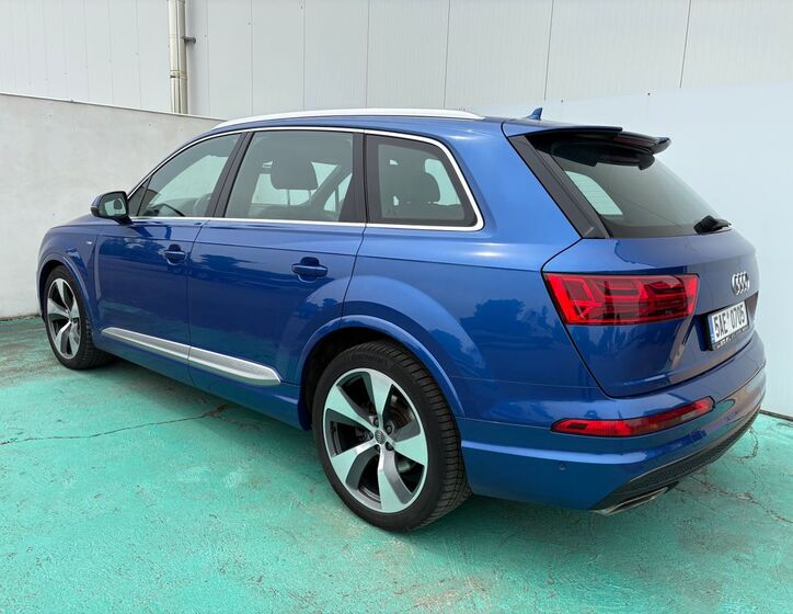 Audi Q7 4