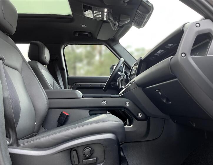 Land Rover Defender 25