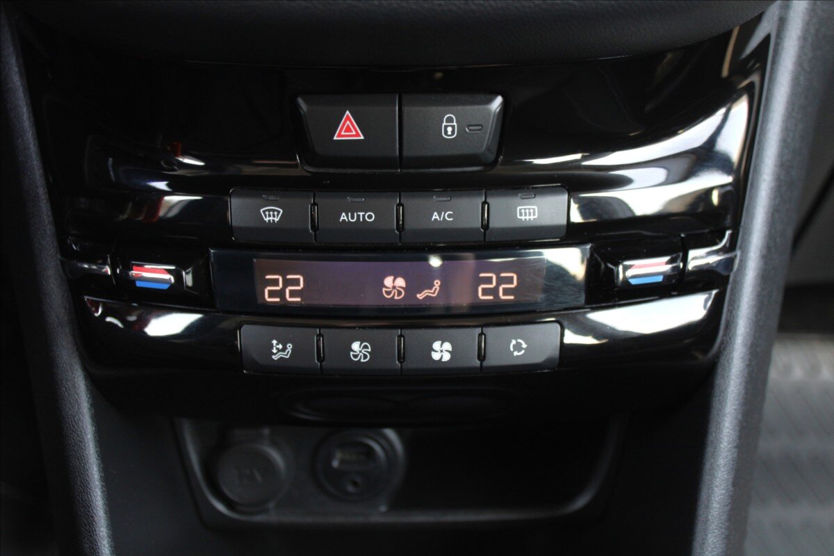 Peugeot 208 Hatchback 1,2 l 60 kw