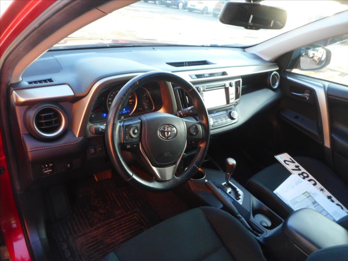 Toyota RAV4 SUV 2,0 l 111 kw