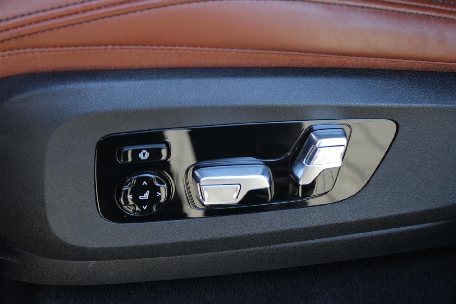 BMW X5 SUV / Terénní 4,4 l 390 kw