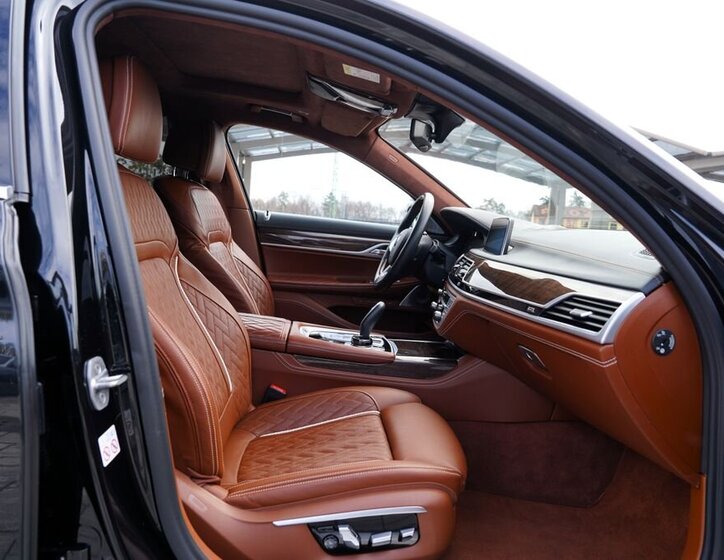 BMW Řada 7 Sedan / Limuzína 6,6 l 430 kw