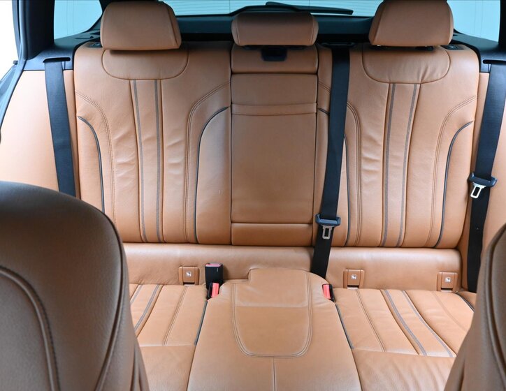 BMW Řada 5 Kombi 3,0 l 195 kw