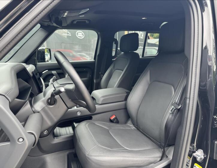 Land Rover Defender 11