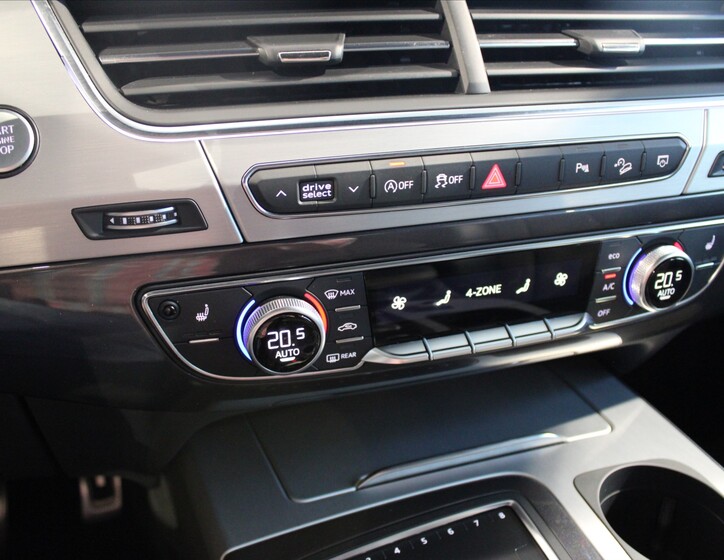 Audi Q7 25