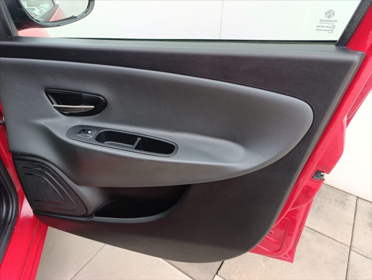 Lancia Y Hatchback 1,2 l 51 kw