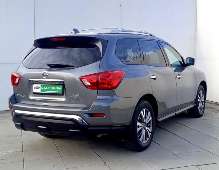 Nissan Pathfinder SUV 3,5 l 212 kw