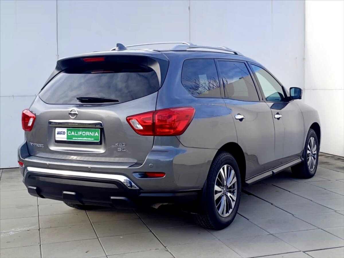 Nissan Pathfinder SUV 3,5 l 212 kw