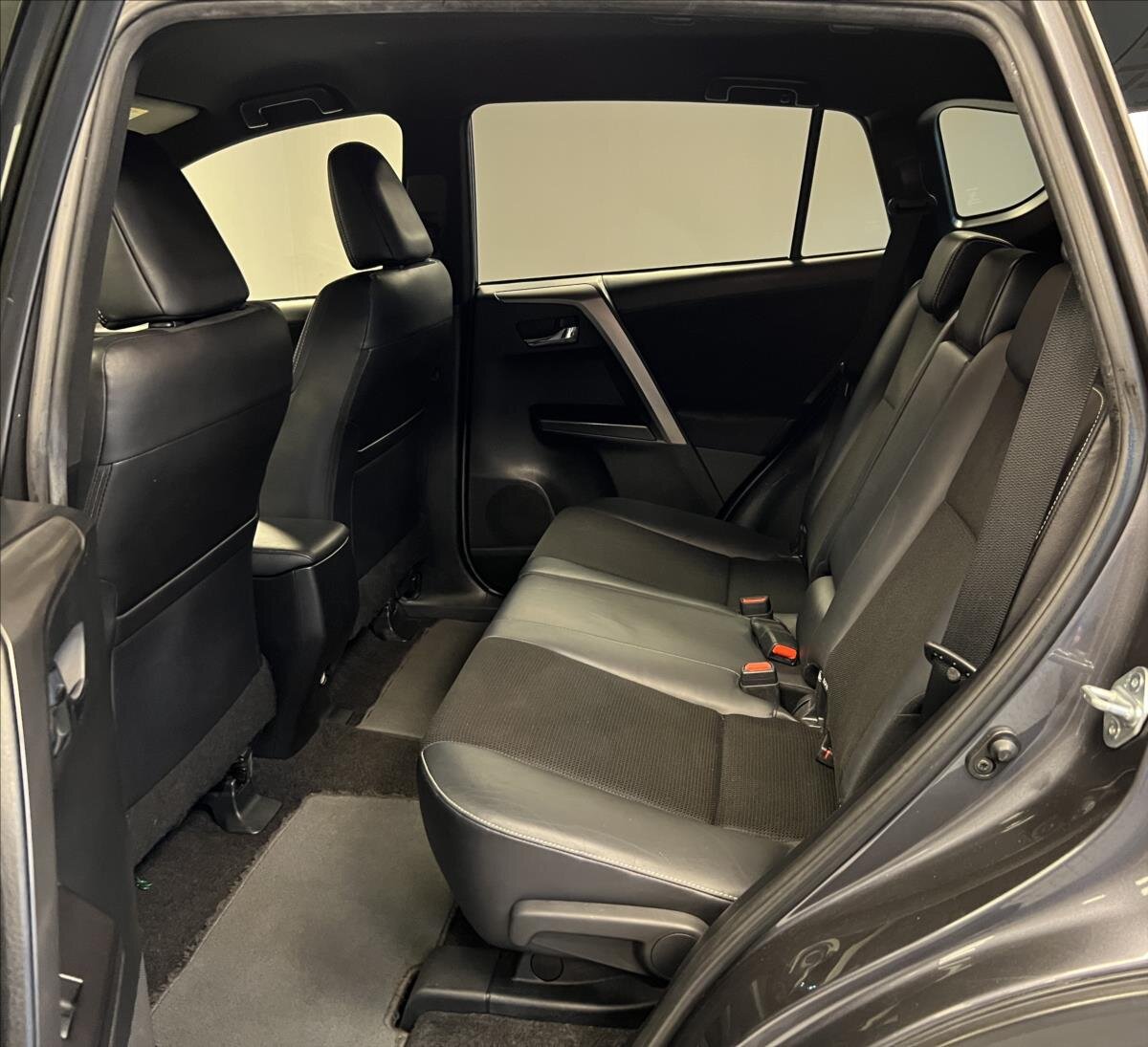 Toyota RAV4 SUV / Terénní 2,0 l 112 kw