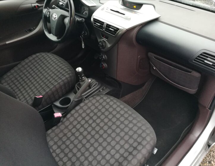 Toyota iQ Kupé 998,0 50 kw