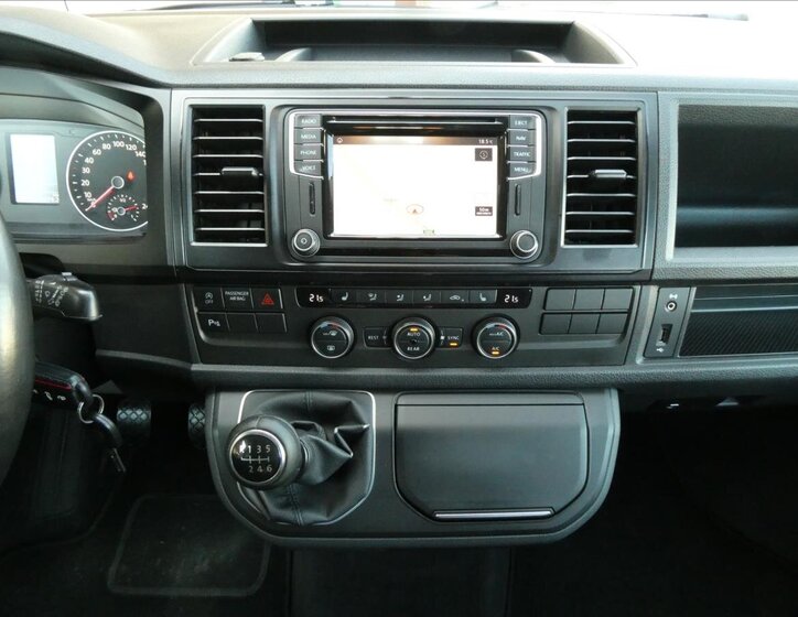 Volkswagen Multivan 28