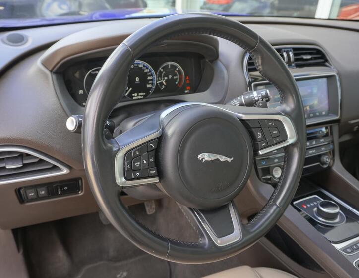 Jaguar F-Pace 12