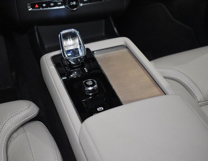 Volvo XC90 SUV / Terénní 2,0 l 228 kw