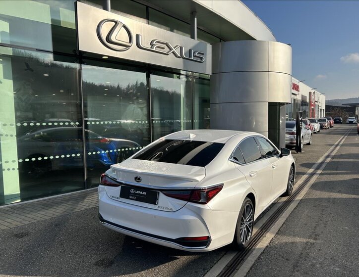 Lexus ES 300h Sedan / Limuzína 2,5 l 160 kw