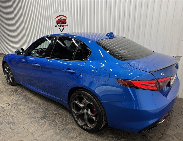 Alfa Romeo Giulia Sedan / Limuzína 2,0 l 206 kw