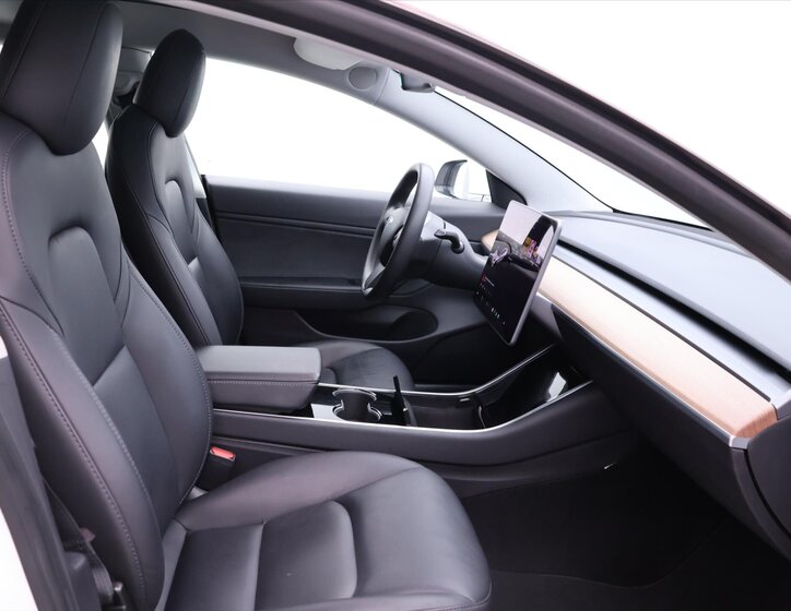 Tesla Model 3 Sedan 0,0 324 kw