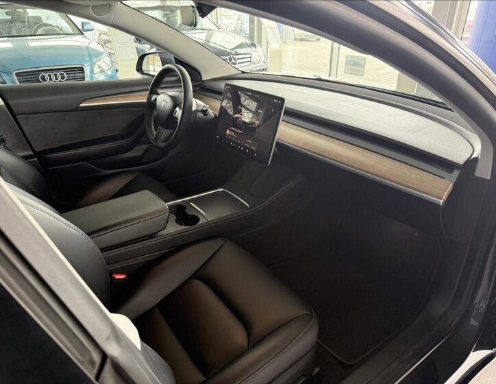 Tesla Model 3 Sedan / Limuzína 0,0 366 kw