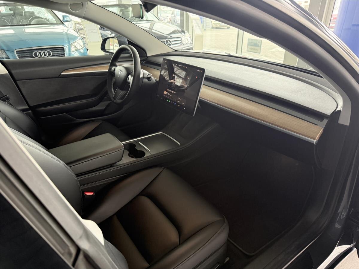 Tesla Model 3 Sedan / Limuzína 0,0 366 kw