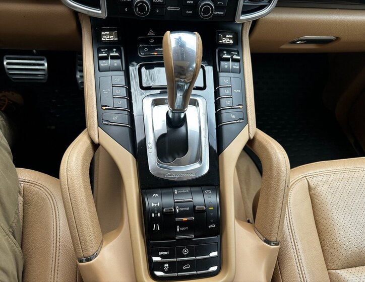 Porsche Cayenne Kombi 4,8 l 294 kw