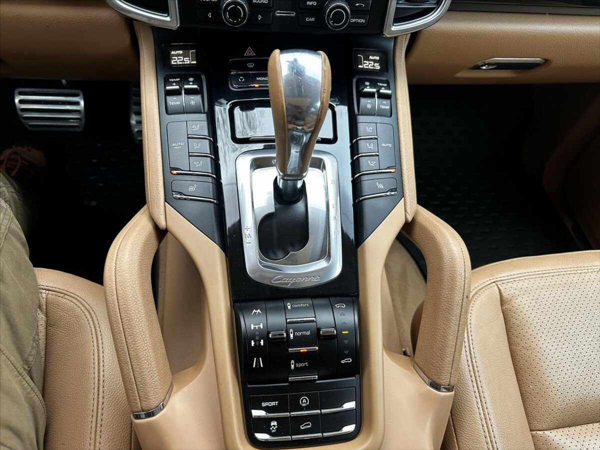 Porsche Cayenne Kombi 4,8 l 294 kw