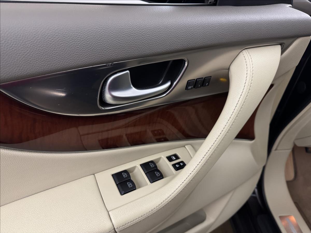 Infiniti FX37