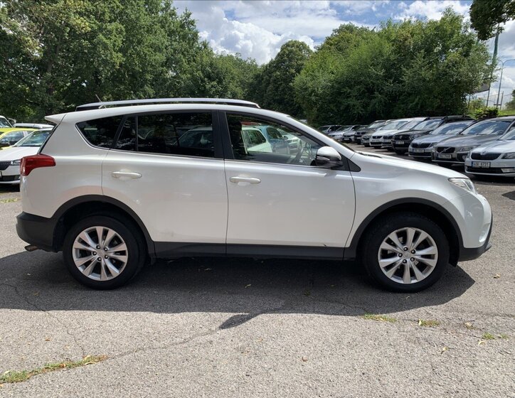 Toyota RAV4 SUV / Terénní 2,2 l 110 kw