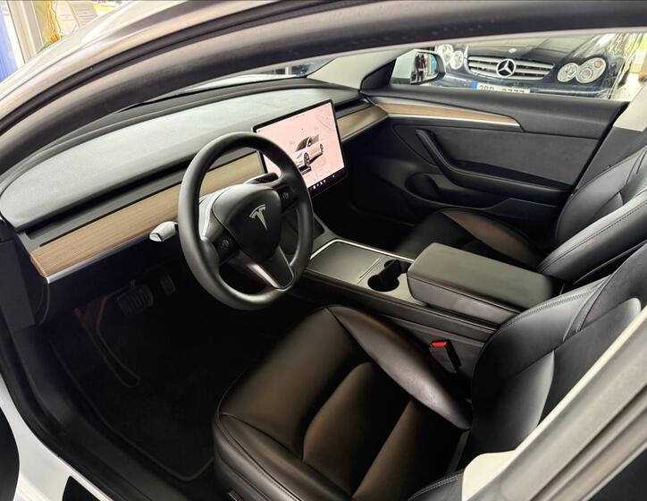 Tesla Model 3 7